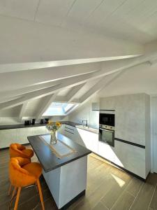 Cucina o angolo cottura di Apt. Aries - Penthouse Menaggio