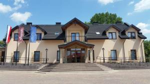 Hotel Impressa في Niedrzwica Duża: منزل كبير أمامه درج