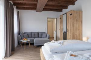 ein Wohnzimmer mit 2 Betten und einem Sofa in der Unterkunft Gästehaus Köpf in Füssen