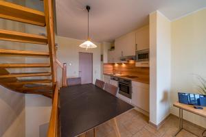 una pequeña cocina con una mesa y una escalera de caracol en Hus Strandkieker Hus Strandkieker 04, en Schillig