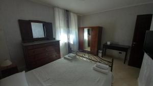 1 dormitorio con 1 cama, vestidor y TV en Bella Santa Croce, en Bella