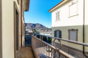 balcón con vistas a las montañas en Numero 11 Piazza Amendola - by MyHomeInComo, en Como