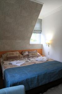 A bed or beds in a room at Zenit Panzió
