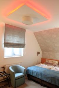 A bed or beds in a room at Zenit Panzió