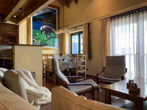 a living room with a table and a dining room at Apartaments Gran Vall in La Molina
