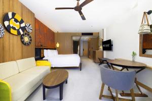 - un salon avec un canapé et un lit dans l'établissement Centara Grand Mirage Beach Resort Pattaya, à Pattaya (nord)