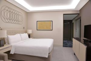 Hilton Tanger City Center的电视和/或娱乐中心