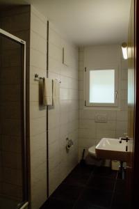 La salle de bains est pourvue d'un lavabo, de toilettes et d'une douche. dans l'établissement Andromède, appartements 2 à 5p de standing, à Moleson