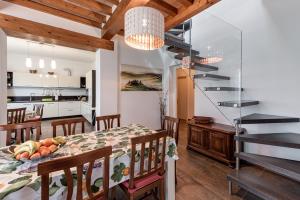 uma cozinha e sala de jantar com mesa e cadeiras em Villa Moderna Resort em Borgo San Lorenzo
