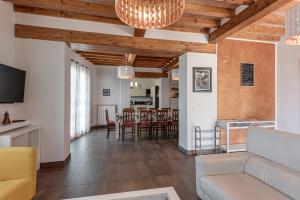 uma sala de estar com um sofá e uma mesa em Villa Moderna Resort em Borgo San Lorenzo