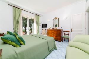 Телевизор и/или развлекательный центр в Starhost - Villa il Poggio Amalfi Coast with pool, garden and terrace
