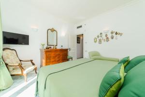 Телевизор и/или развлекательный центр в Starhost - Villa il Poggio Amalfi Coast with pool, garden and terrace