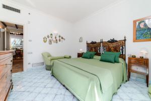 Кровать или кровати в номере Starhost - Villa il Poggio Amalfi Coast with pool, garden and terrace
