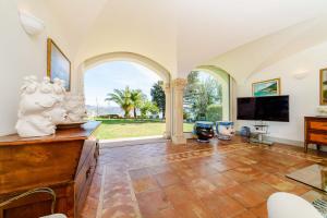 Телевизор и/или развлекательный центр в Starhost - Villa il Poggio Amalfi Coast with pool, garden and terrace