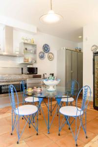 Кухня или мини-кухня в Starhost - Villa il Poggio Amalfi Coast with pool, garden and terrace

