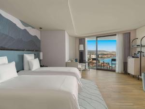 Кровать или кровати в номере Swissotel Resort And Spa Cesme