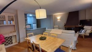 a living room with a table and a couch at Borén muntanyes i neu in Boren