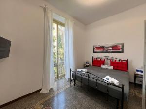 ein Schlafzimmer mit einem Bett und einem großen Fenster in der Unterkunft Casa Lilliana by Holiday World in Santa Margherita Ligure