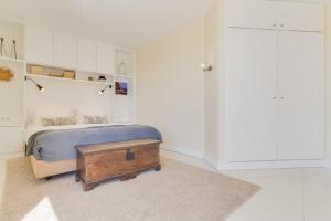 フンシャルにあるFunchal Marina Bayのベッドルーム1室(ベッド1台、木製テーブル付)