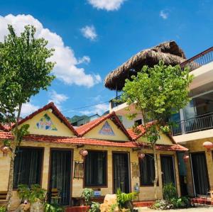 una casa con techo de paja en An Huy Homestay Mai Châu, en Mai Chau