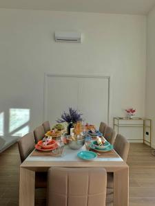 una mesa con platos de comida en una habitación en Apt. Virgo - Oasi di Menaggio, en Menaggio