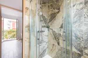 罗克布吕讷-卡普马丹ORCHIDÉES - SPLENDIDE 2 Pièces - PARKING - 50 m BORD DE MER的带玻璃门淋浴间的浴室 更多13张照片