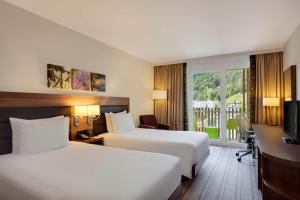 Postel nebo postele na pokoji v ubytování Hilton Garden Inn Davos + 29 fotografií