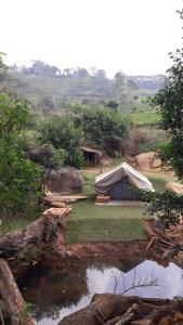 una tenda seduta accanto a un corpo d'acqua di Galaha Eco Camping 1 a Kandy