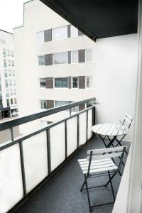un balcón con un banco y una mesa en un edificio en Cozy downtown studio in Turku en Turku