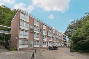 a large brick building with a car parked in front of it at Regents Park- UCL, Apartment with Balcony in London