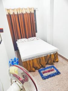- une chambre avec un lit et une raquette de tennis dans l'établissement Dhanwantri Niwas, à Varanasi