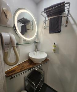 uma casa de banho com um lavatório e um espelho em Cit'Hotel Le Cheval Blanc Cognac Centre em Cognac