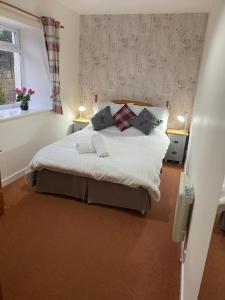 a bedroom with a bed and a window at Cosy Highland Cottage Tyndrum centrally located in Tyndrum