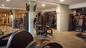 - une salle de sport avec des rames de tapis roulants et des chaises dans l'établissement Van der Valk Hotel Gilze-Tilburg, à Tilbourg