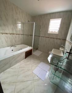 Sua Casa na melhor localização de Teresópolis tesisinde bir banyo