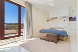 En eller flere senge i et værelse på Funchal Marina Bay + 8 billeder