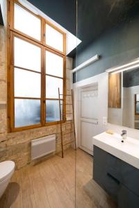 baño con lavabo y aseo y ventana en La Carterie, Beau T1 mez, Clim, Centre historique en Montpellier