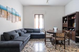 un soggiorno con divano blu e tavolo di Spacious House in Sinis a Càbras