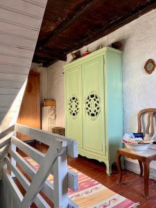um armário verde num quarto com uma escada em Il Talucco B&B em Valdengo