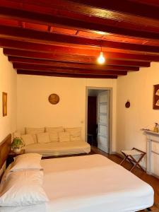 Valdengo的住宿－Il Talucco B&B，配有两张床的客房内。