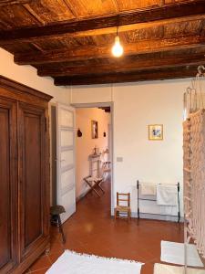 a living room with a wooden ceiling at Il Talucco B&B in Valdengo