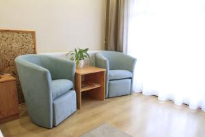A seating area at Zenit Panzió
