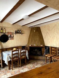 comedor con mesa y chimenea en Casa rural con vistas al parque natural Castril, en Castril