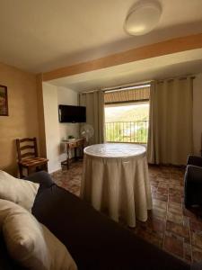 sala de estar con mesa y ventana en Casa rural con vistas al parque natural Castril, en Castril
