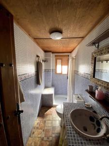 y baño con lavabo, aseo y bañera. en Casa rural con vistas al parque natural Castril, en Castril