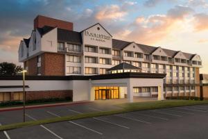 a rendering of a hotel with a parking lot at DoubleTree By Hilton Baltimore North Pikesville in Pikesville