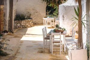 a group of tables and chairs in a courtyard at Villa Hidden Gem Crete in Pangalochori