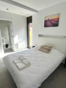 Un pat sau paturi într-o cameră la Hostal La Masia