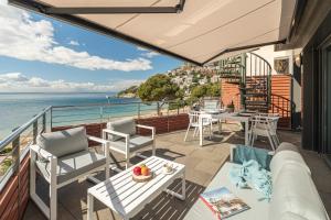 a balcony with a view of the ocean at Apartamento ático primera línea Playa Canyelles in Roses