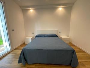 sypialnia z łóżkiem i dużym oknem w obiekcie Marina Dream Beach Apartments with Sea View Terrace - Agenzia Cocal w Caorle